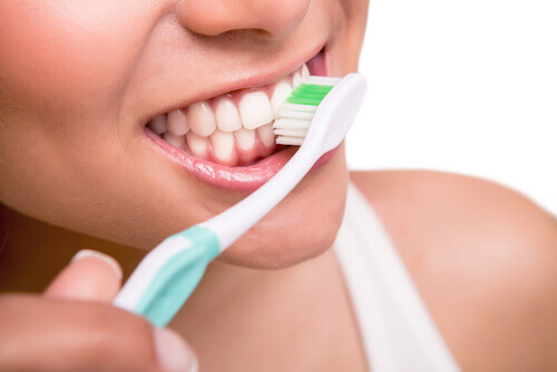 Как с помощью натуральных продуктов отбелить зубы