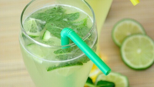 Преимущества потребления лимонной воды