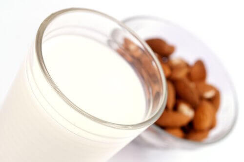 Полезные свойства миндального молока